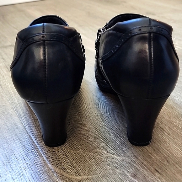 Clarks Artisan Mika Sue Ankle Heel Bootie with side zipper - Picture 4 of 6